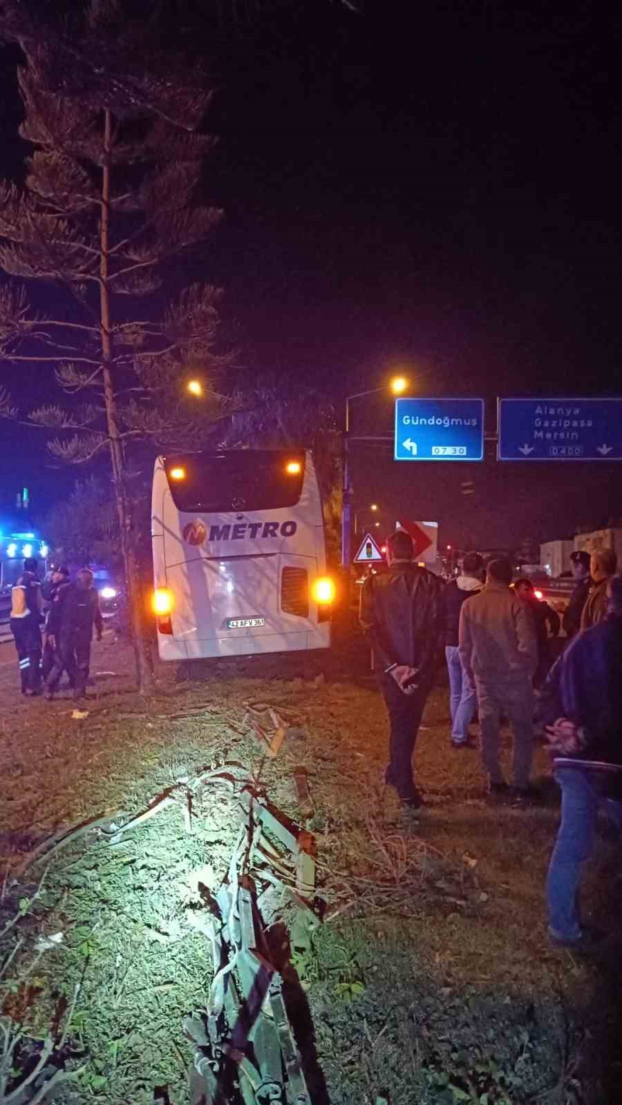 antalyada yolcu otobusu refujdeki agac ve aydinlatma diregine carpti 3 yarali 3 36OXn75u