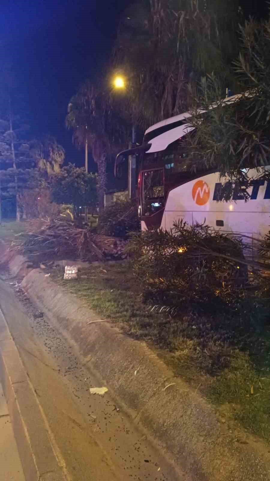antalyada yolcu otobusu refujdeki agac ve aydinlatma diregine carpti 3 yarali 4 Zk4JZvSi