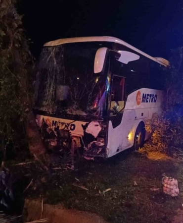 antalyada-yolcu-otobusu-refujdeki-agac-ve-aydinlatma-diregine-carpti-3-yarali-S7LEUSGN.jpg