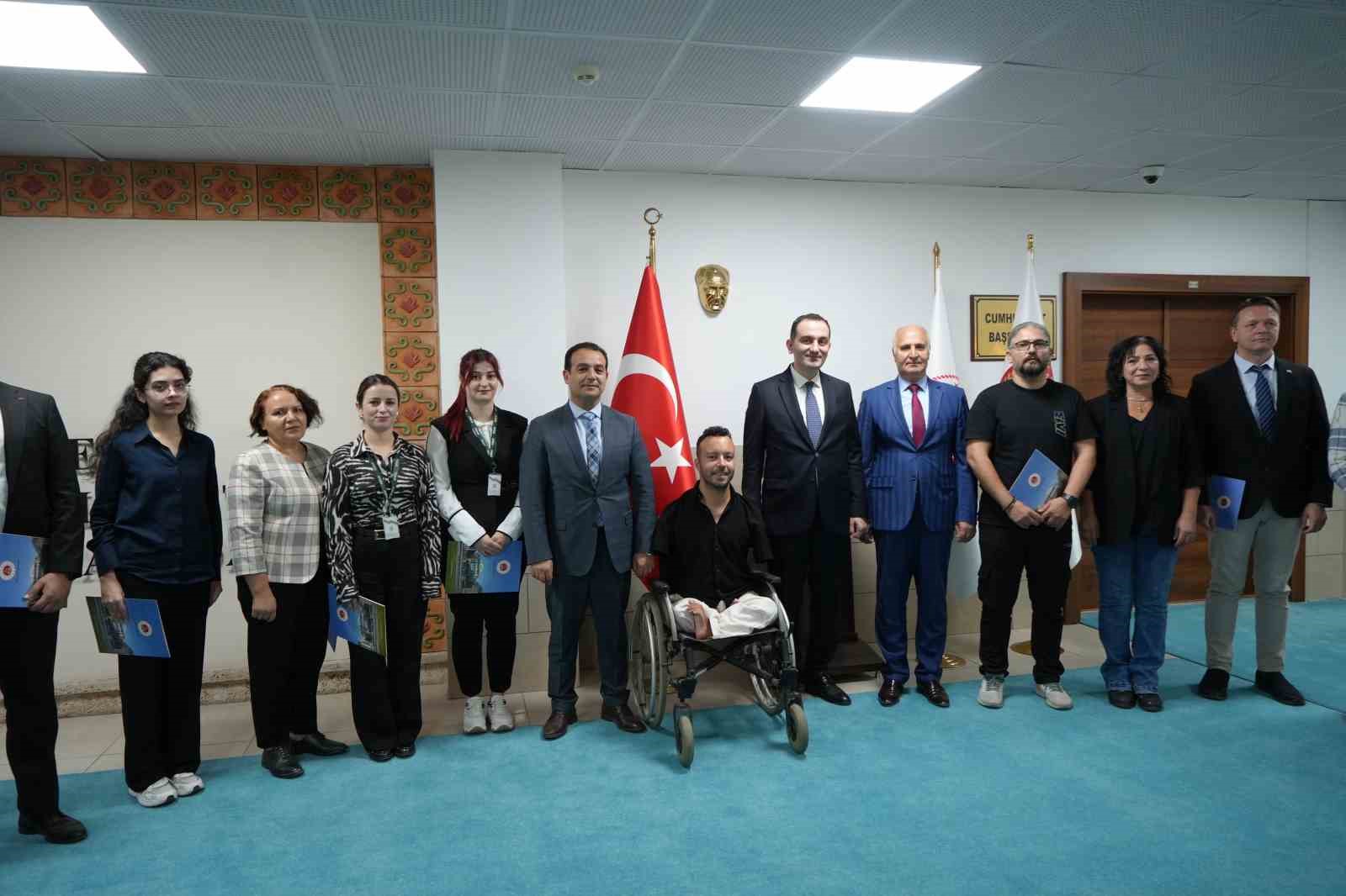 antalyada yukumlulerin topluma kazandirilmasinda gonullulere sertifika 6 5fgt6I8c