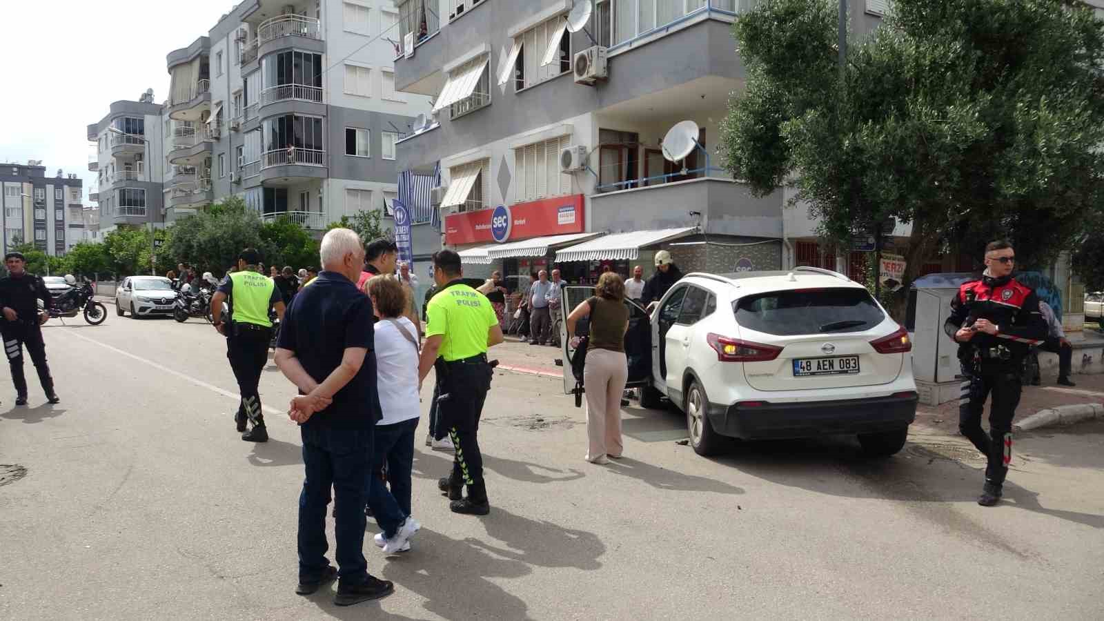 antalyada yunus timleri kaza yapti 2 polis yarali 4 lE3YFD8E