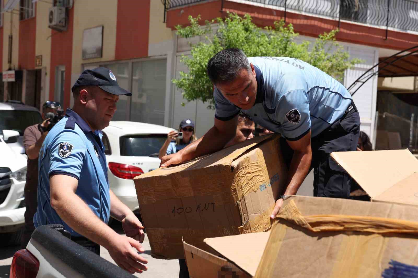 Antalya’da zabıta 4 bin 322 sahte parfüme el koydu 6 antalyada zabita 4 bin 322 sahte parfume el koydu 2 cIfGbjL4