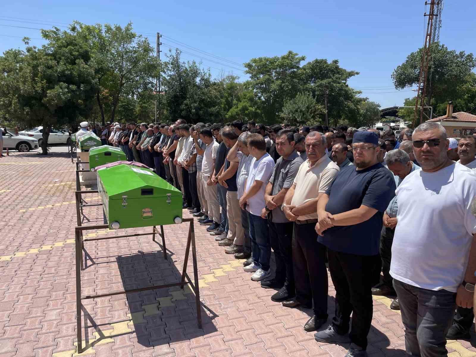Antalya’daki feci kazada hayatını kaybeden aile son yolculuğuna uğurlandı 6 antalyadaki feci kazada hayatini kaybeden aile son yolculuguna ugurlandi 2 wCz93EY2