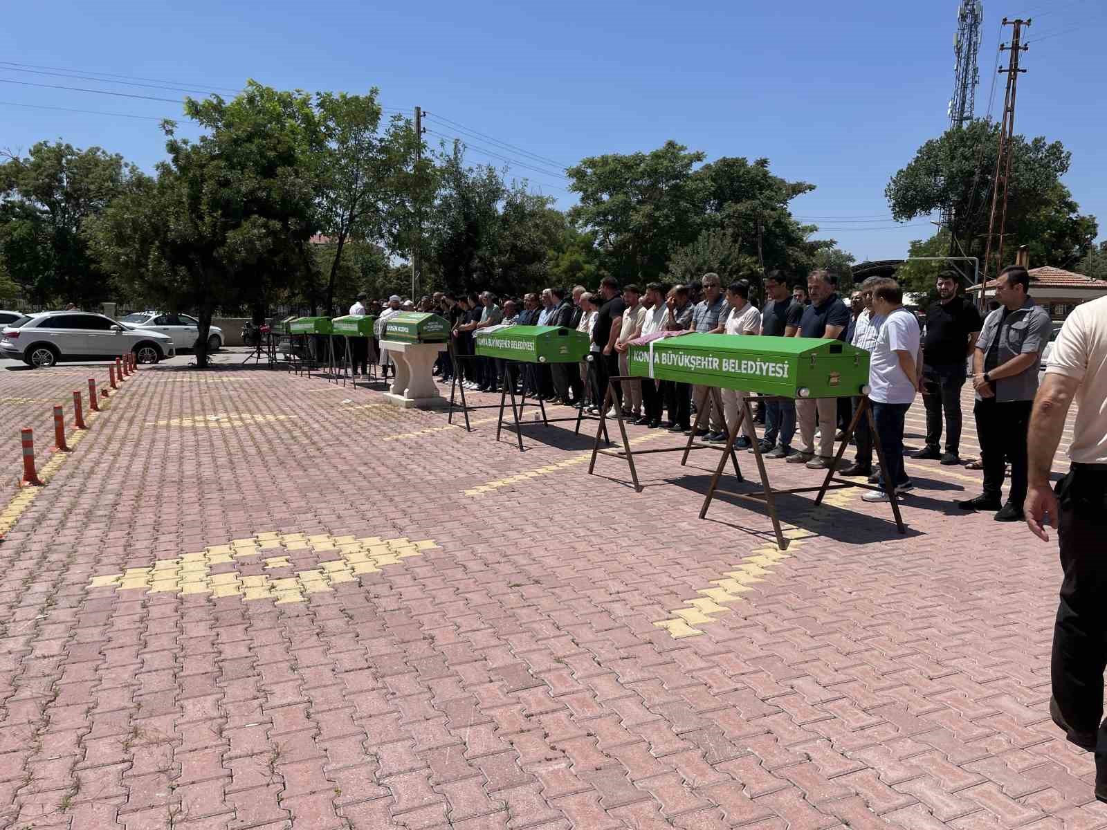 Antalya’daki feci kazada hayatını kaybeden aile son yolculuğuna uğurlandı 7 antalyadaki feci kazada hayatini kaybeden aile son yolculuguna ugurlandi 3 K2dENESC