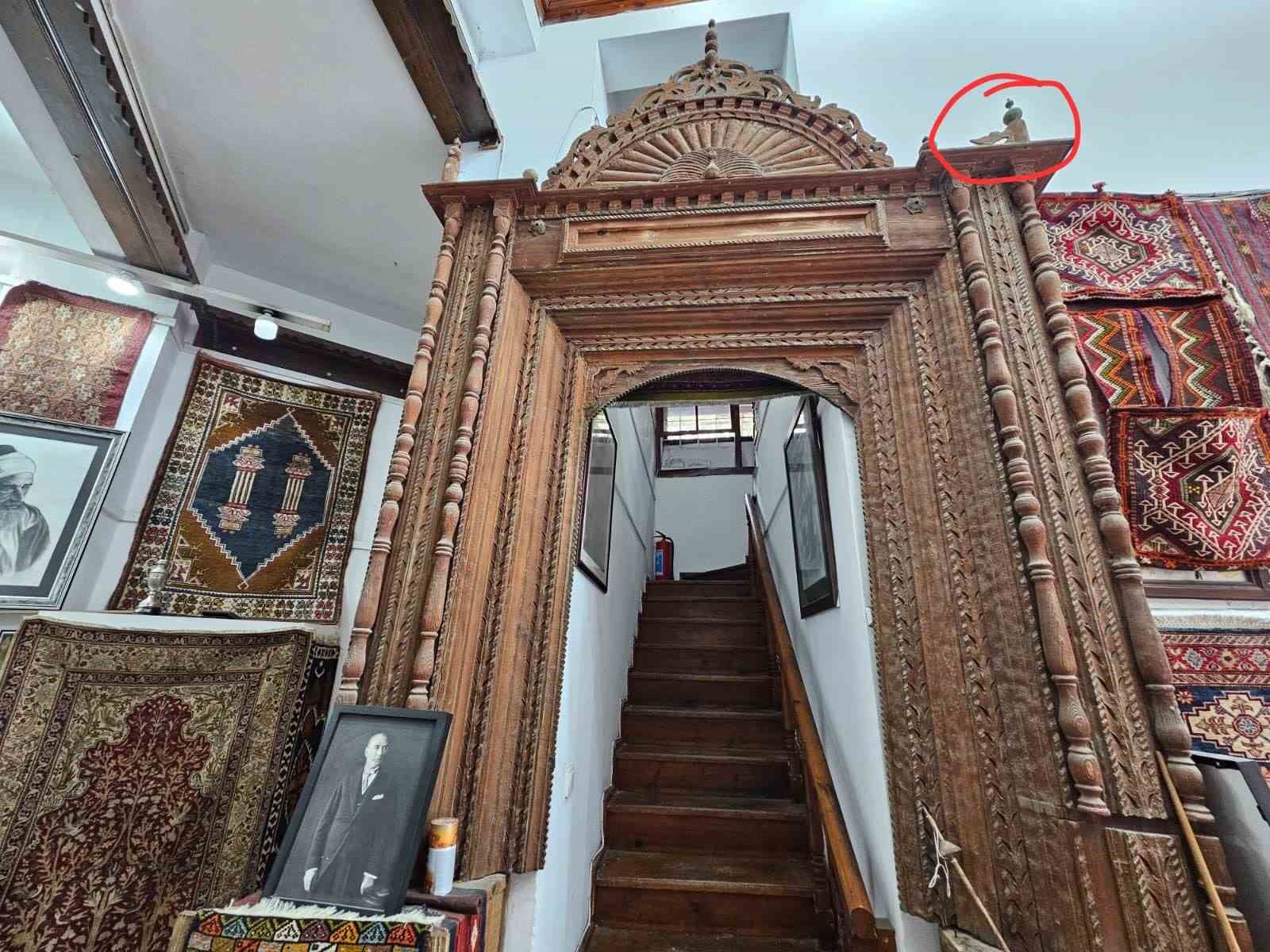 Antalya’daki halı dükkanında dekor olarak kullanılan tarihi mihrap Konya’ya dönüyor 4 antalyadaki hali dukkaninda dekor olarak kullanilan tarihi mihrap konyaya donuyor 0 LuvmbRZH
