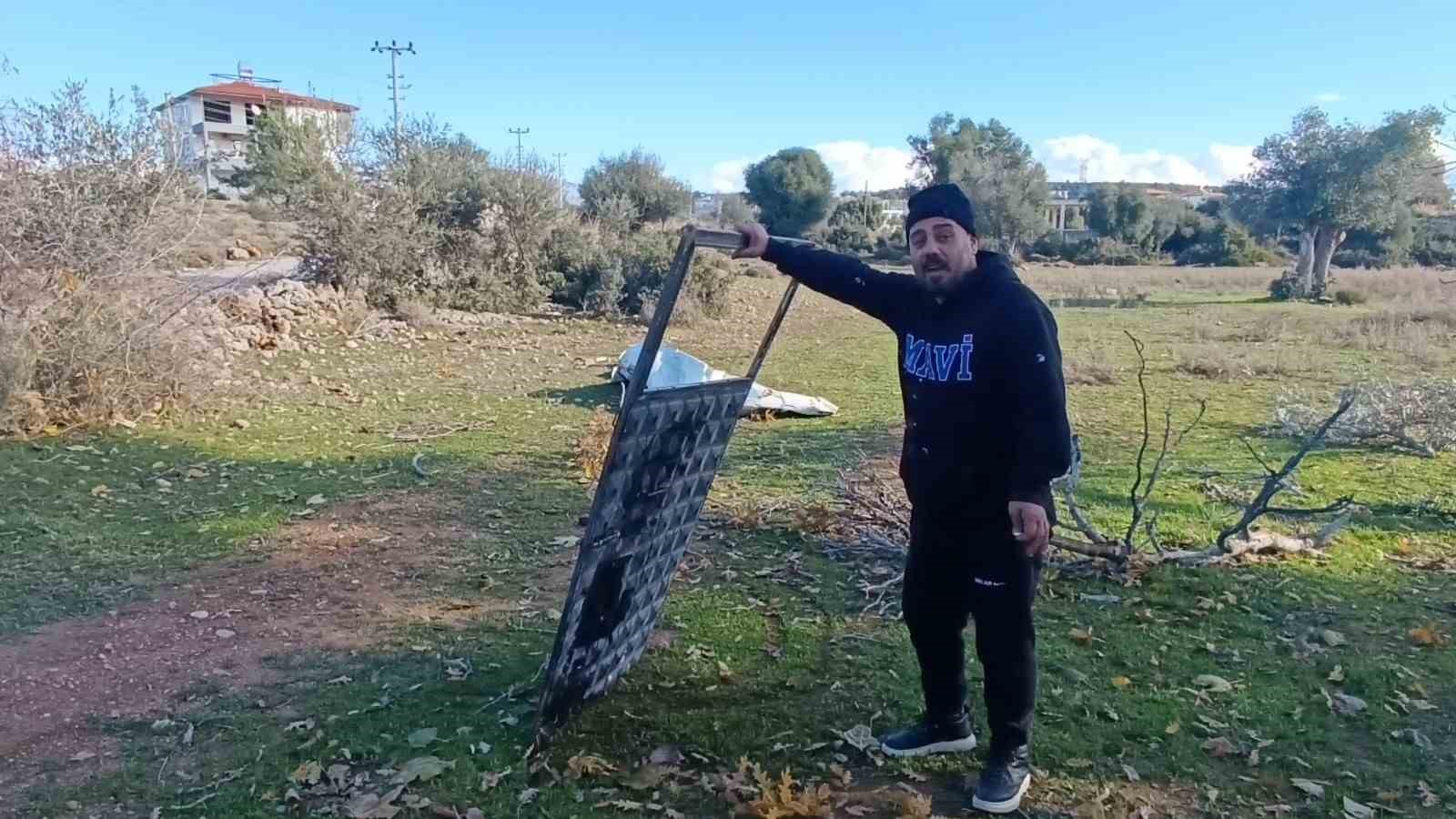 antalyadaki hortum ani kamerada konteynerler savruldu arac gitmekte zorlandi 3 yH1ljnba