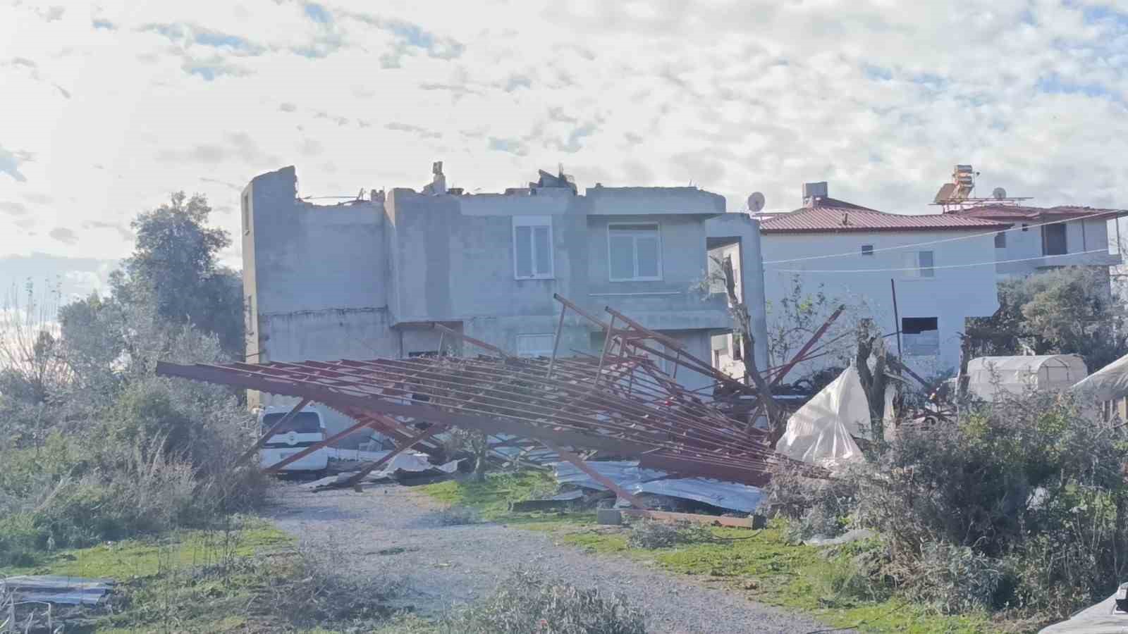 antalyadaki hortum ani kamerada konteynerler savruldu arac gitmekte zorlandi 4 fzvs69Oq