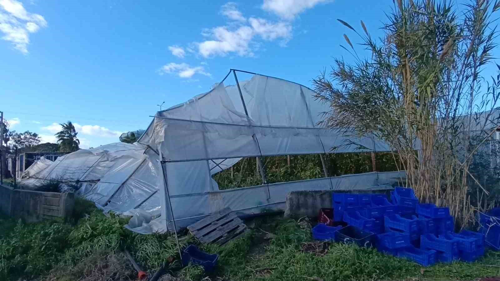 antalyadaki hortum ani kamerada konteynerler savruldu arac gitmekte zorlandi 5 LMwFaTly