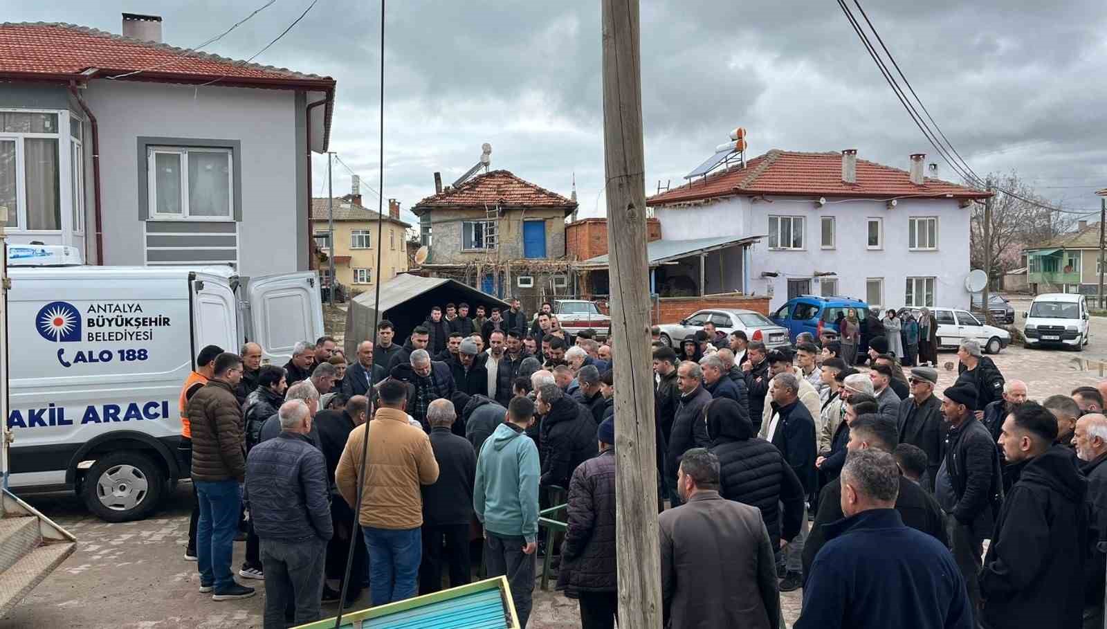 Antalya’daki silahlı kavgada ölen genç toprağa verildi 6 antalyadaki silahli kavgada olen genc topraga verildi 2 DeqCTu6v