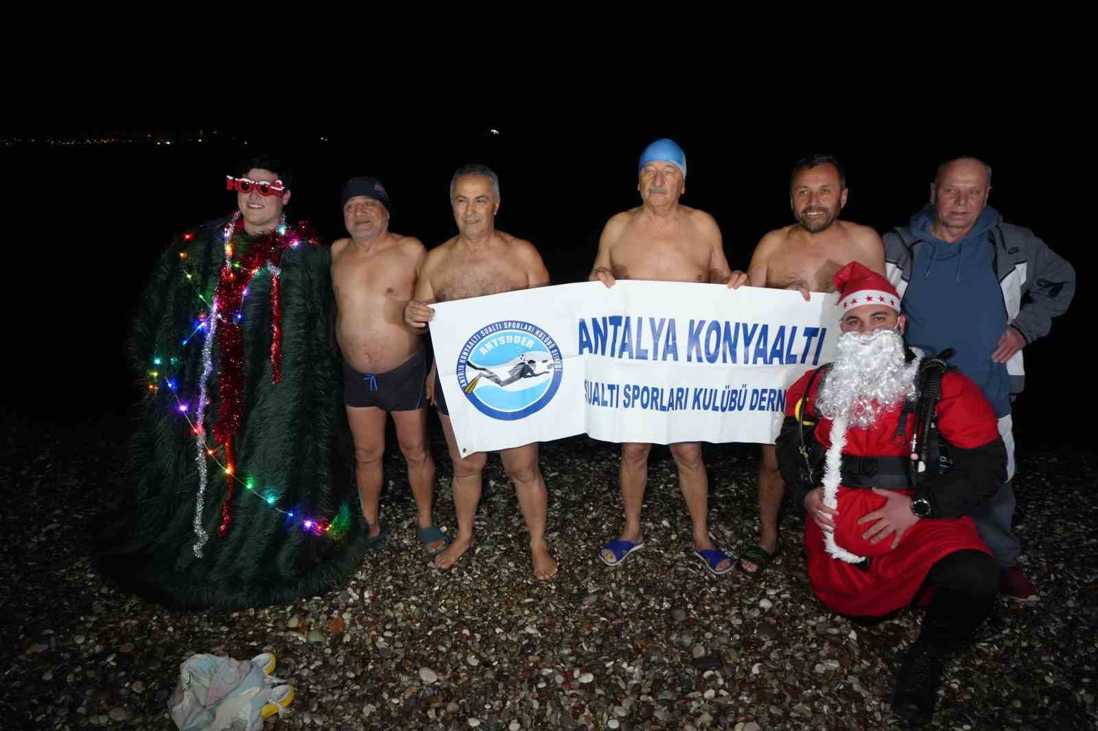 antalyade rituel bozulmadi deniz tutkunlari 2026ya da denizde girdi 2 NuSZqhUN