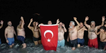 antalyade-rituel-bozulmadi-deniz-tutkunlari-2026ya-da-denizde-girdi-2EwgvQN3.jpg