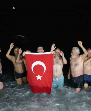 antalyade-rituel-bozulmadi-deniz-tutkunlari-2026ya-da-denizde-girdi-2EwgvQN3.jpg