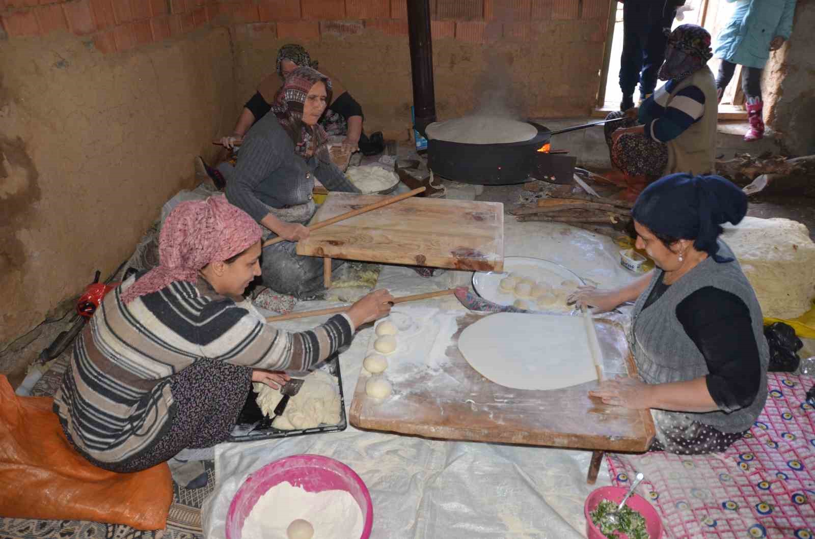 antalyali kadinlarin imece usulu yufka ekmek mesaisi 1 LLr41zye