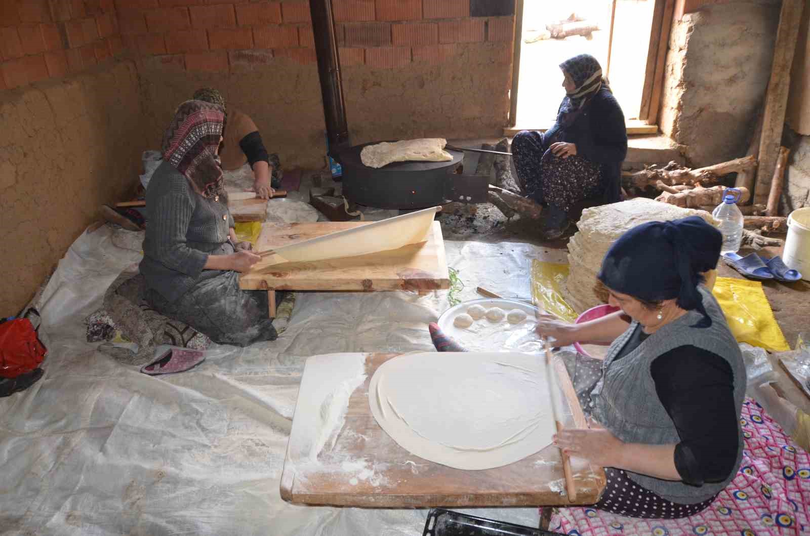 antalyali kadinlarin imece usulu yufka ekmek mesaisi 10 dpBCOAbQ