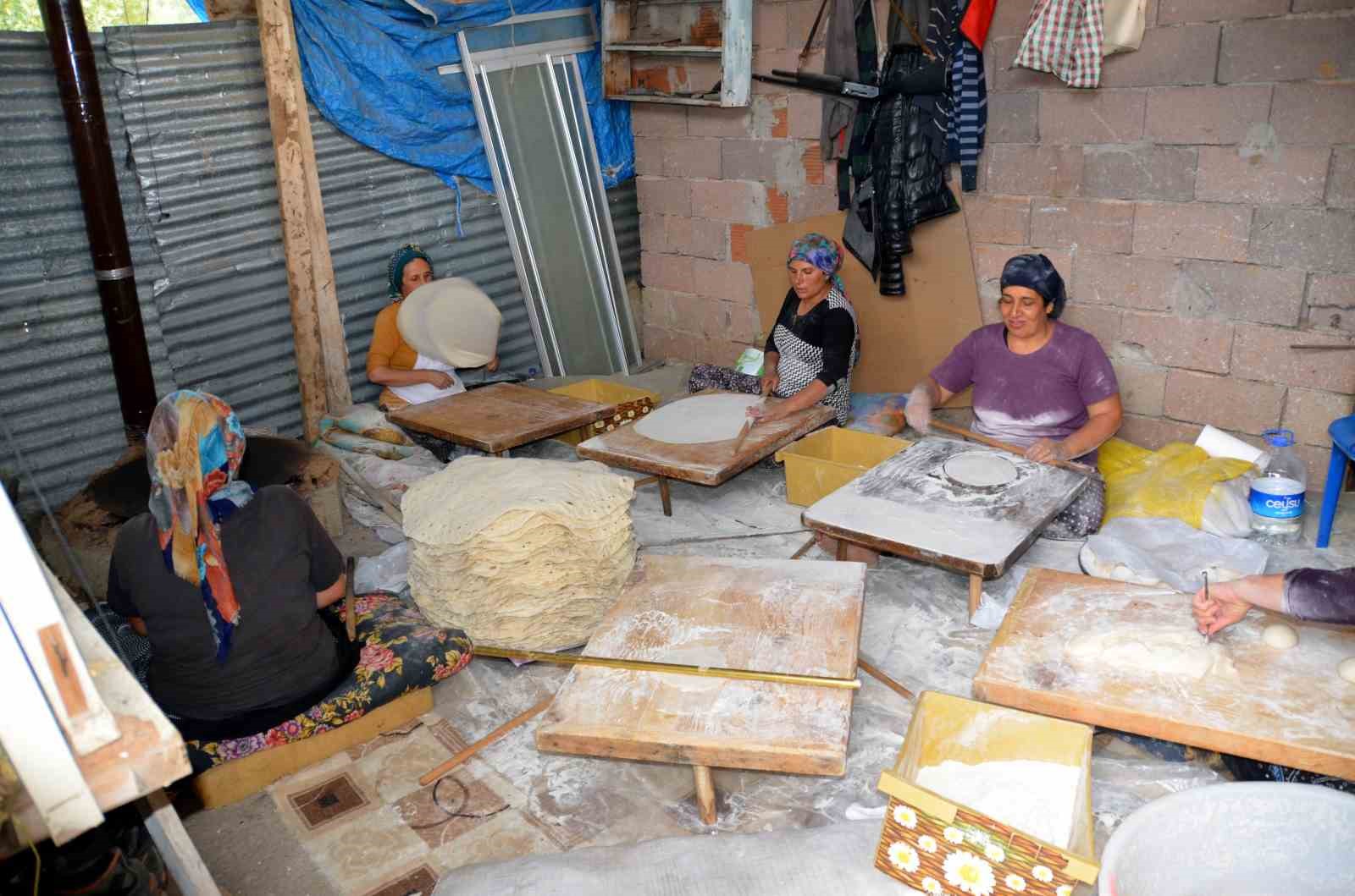 antalyali kadinlarin imece usulu yufka ekmek mesaisi 13 aFyHE8RN