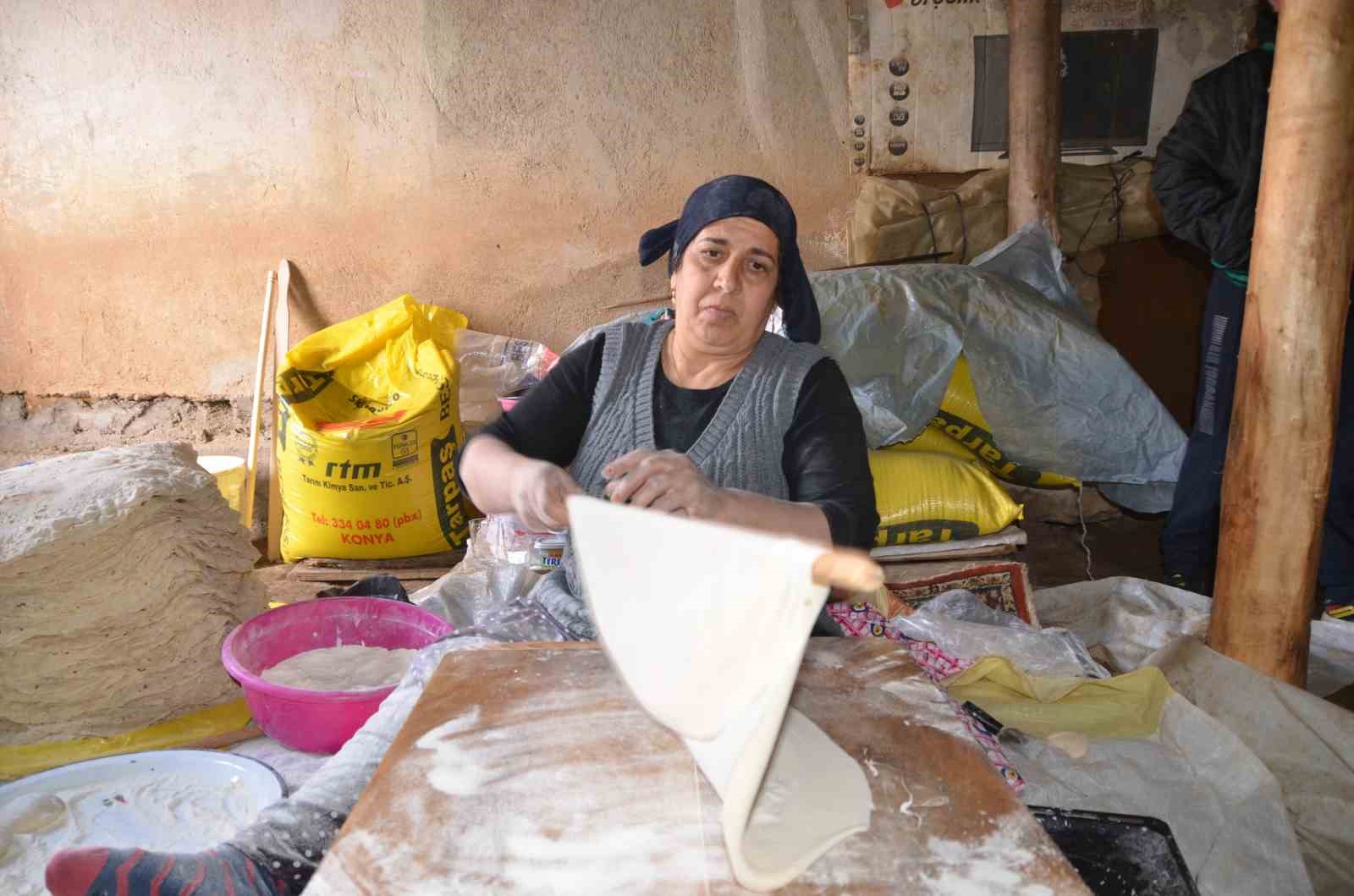 antalyali kadinlarin imece usulu yufka ekmek mesaisi 2 mdhvspQr