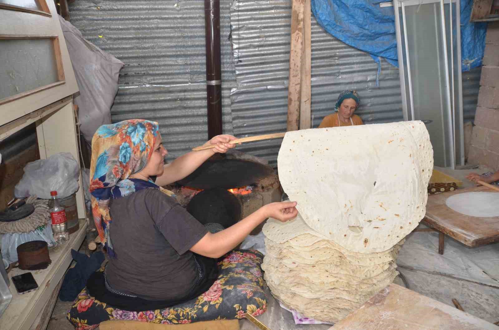 antalyali kadinlarin imece usulu yufka ekmek mesaisi 3 QfZBXqkc