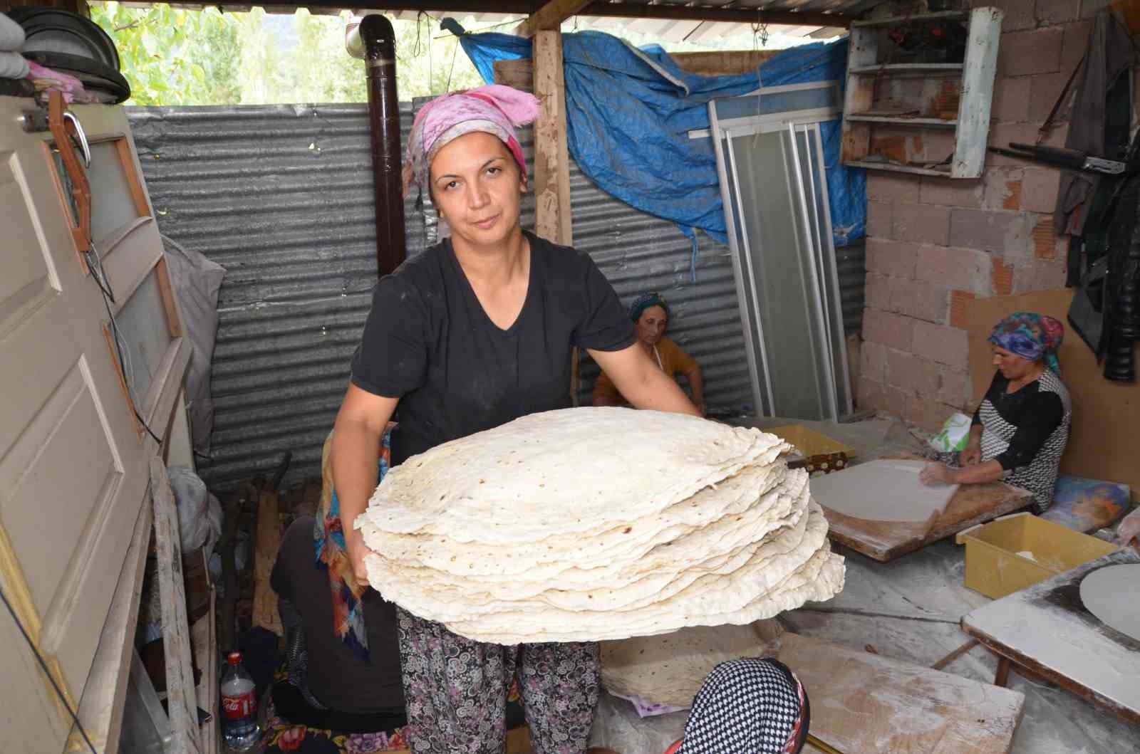 antalyali kadinlarin imece usulu yufka ekmek mesaisi 4 3AByPVTF