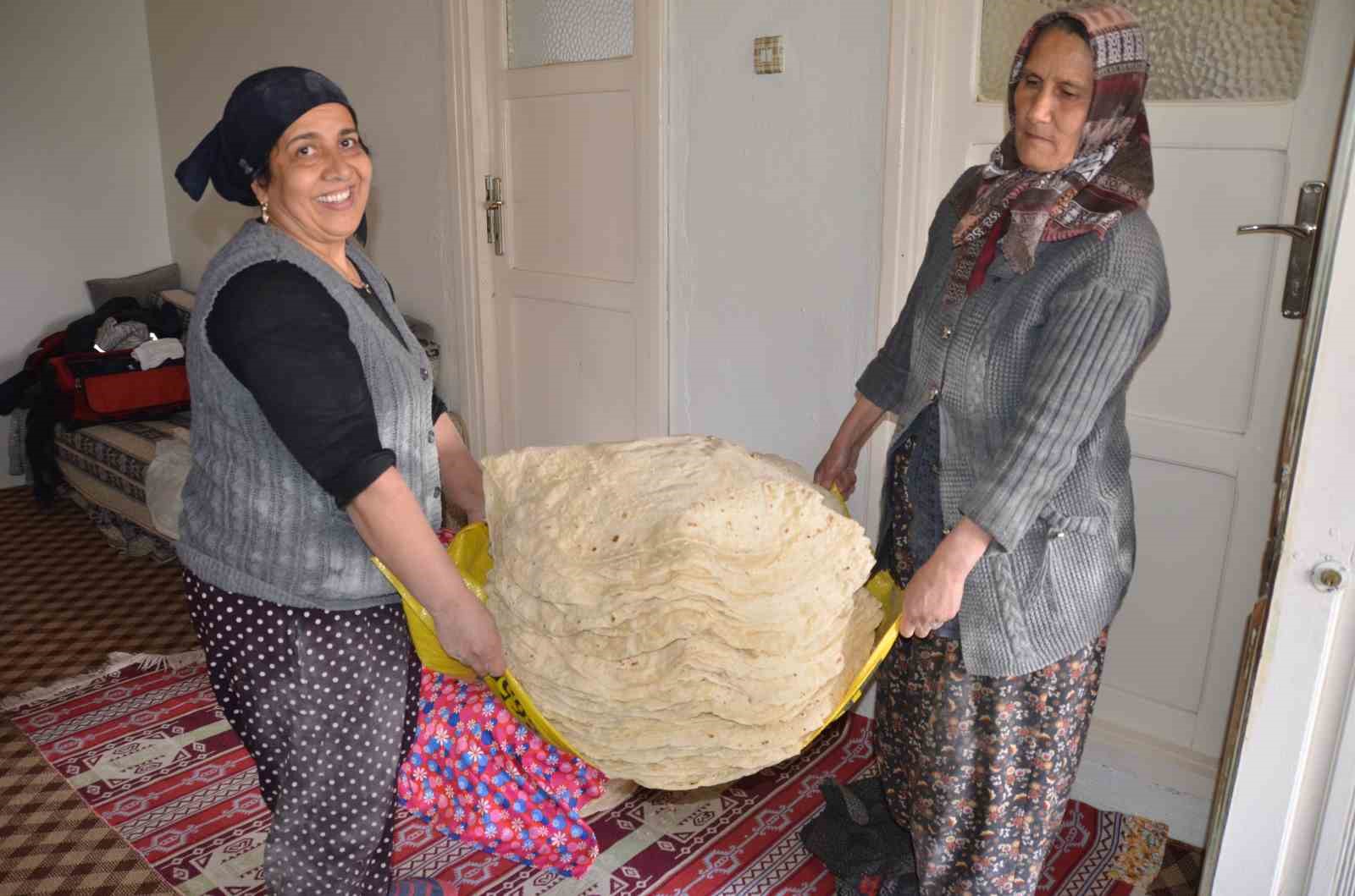 antalyali kadinlarin imece usulu yufka ekmek mesaisi 6
