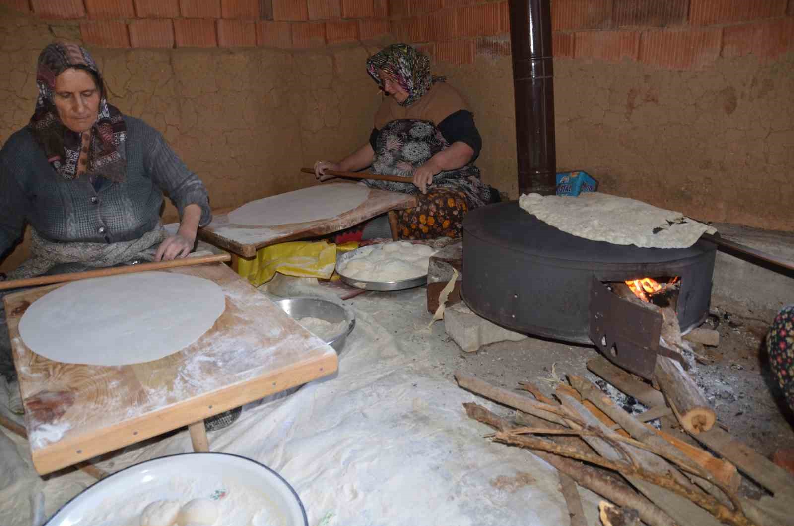 antalyali kadinlarin imece usulu yufka ekmek mesaisi 7