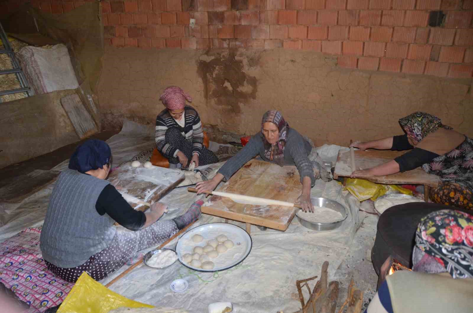 antalyali kadinlarin imece usulu yufka ekmek mesaisi 8 hjhmBmkL
