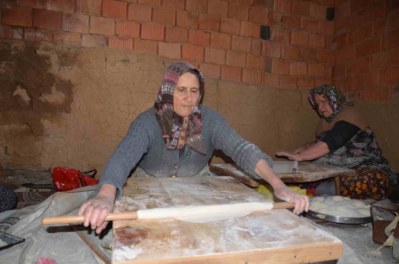 antalyali kadinlarin imece usulu yufka ekmek mesaisi 9 JCqss9NG