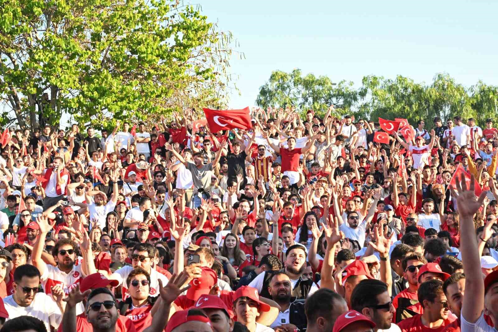 Antalyalılar Dünya Kupası heyecanı için Olbia Kent Meydanı’nda buluştu 5 antalyalilar dunya kupasi heyecani icin olbia kent meydaninda bulustu 1