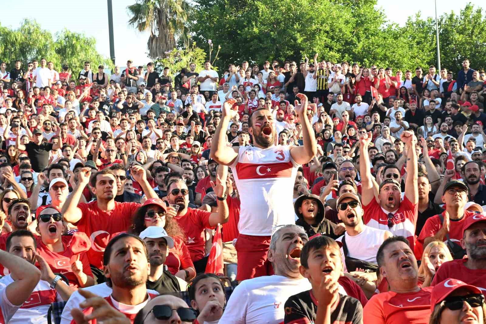 Antalyalılar Dünya Kupası heyecanı için Olbia Kent Meydanı’nda buluştu 6 antalyalilar dunya kupasi heyecani icin olbia kent meydaninda bulustu 2 D1A4WFXc