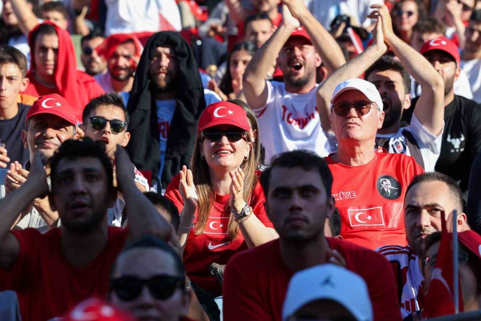 Antalyalılar Dünya Kupası heyecanı için Olbia Kent Meydanı’nda buluştu 8 antalyalilar dunya kupasi heyecani icin olbia kent meydaninda bulustu 4 qAN7FpnW