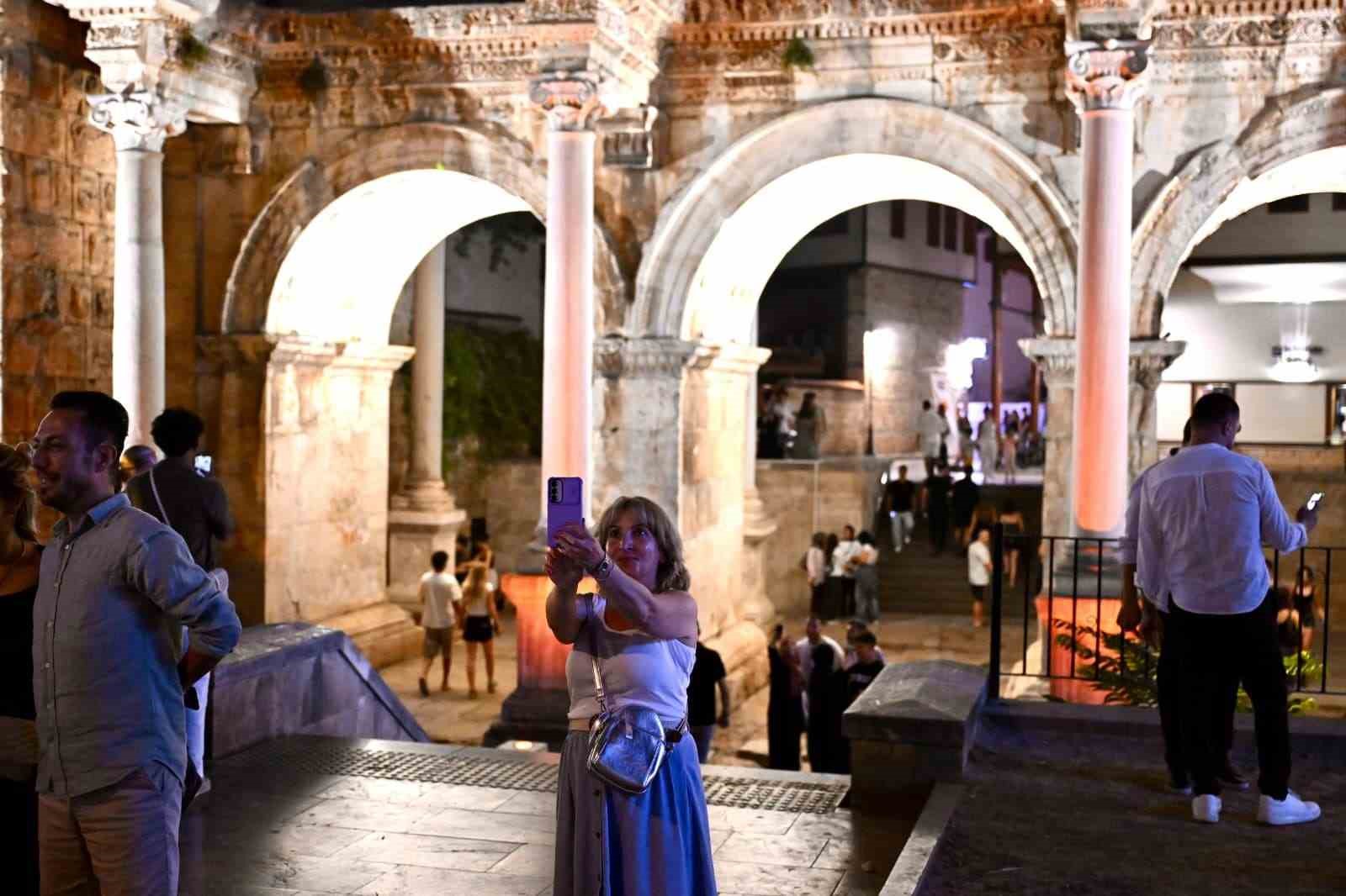 antalyanin tarihi kapisi aydinlatildi 7