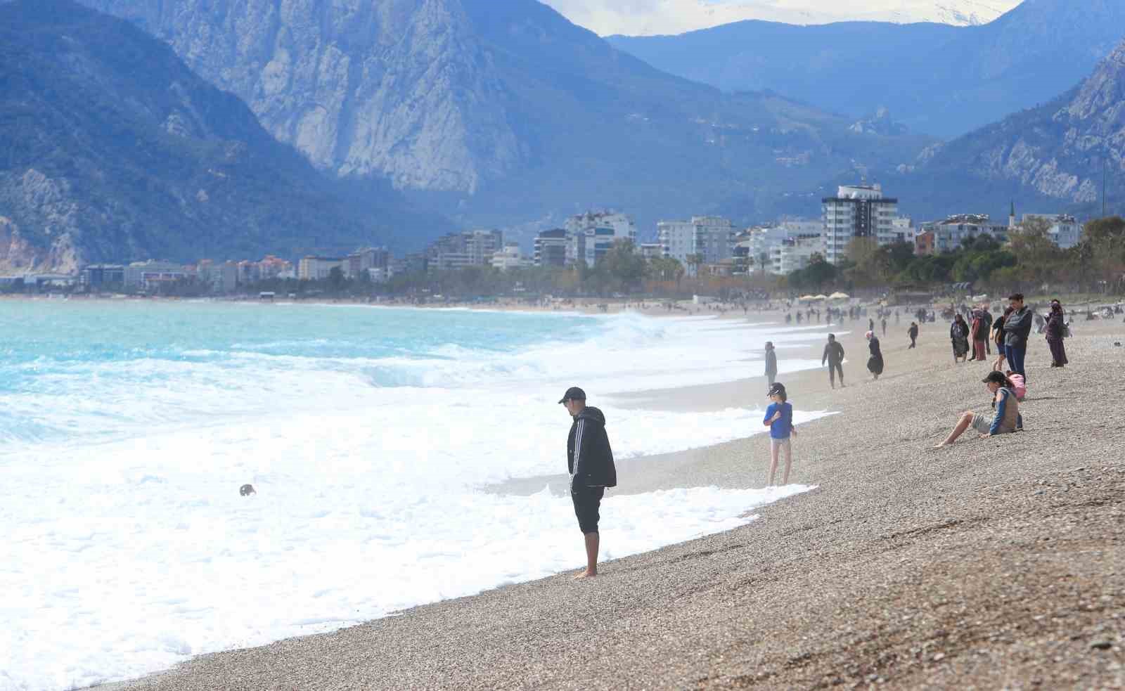 antalyanin yuksek kesimlerinde karla mucadele sahilinde deniz keyfi 6