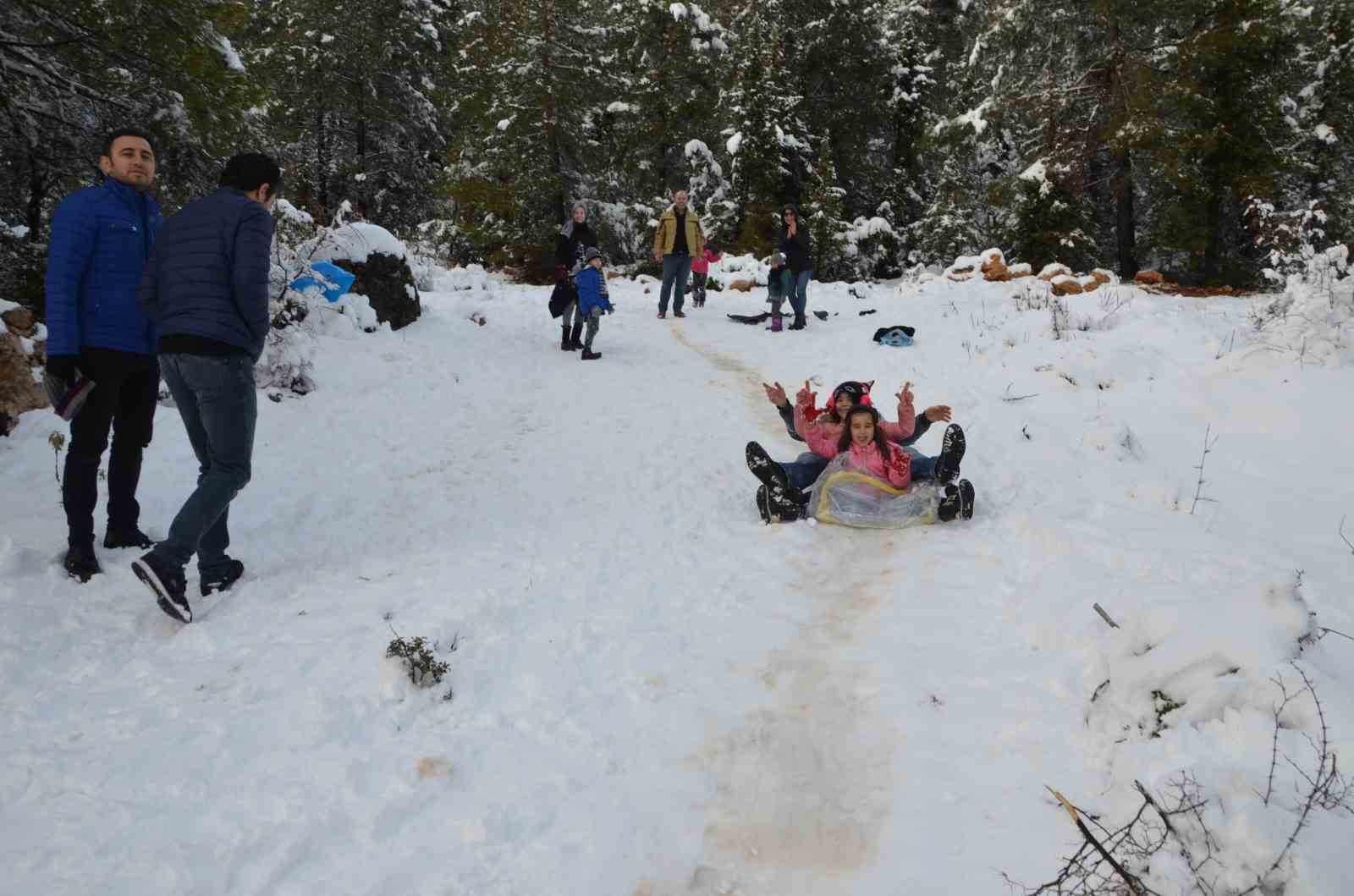 antalyanin zirvelerinde nisan ayinda kar surprizi 16 C7CGe78l