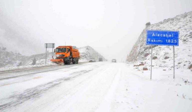 antalyaya-kar-yagisi-araliklarla-devam-ediyor-45SA38tR.jpg