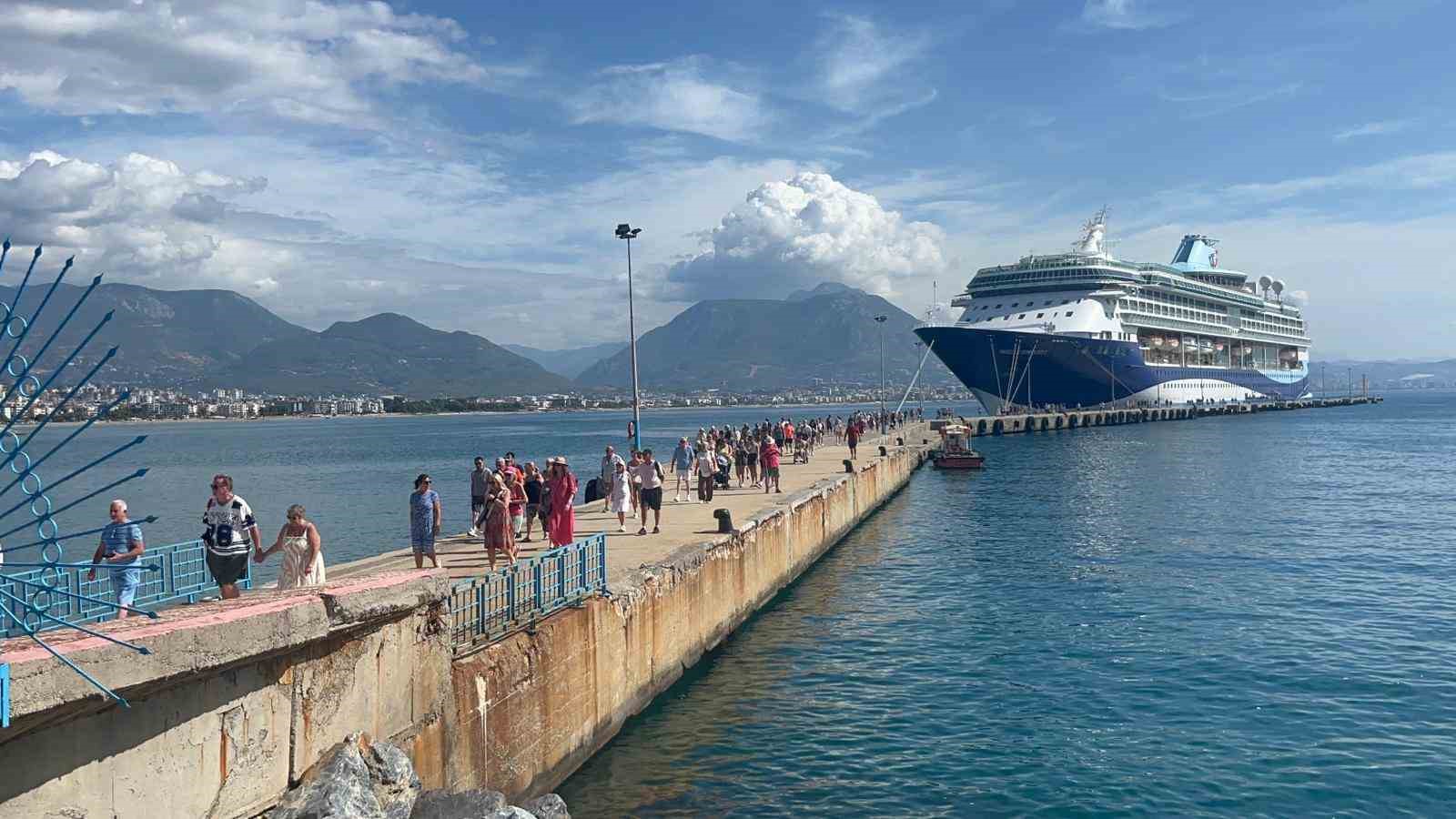antalyaya turist akini devam ediyor ingiliz turistleri tasiyan luks kruvaziyer alanyaya demirledi 1 QbYvgqZS