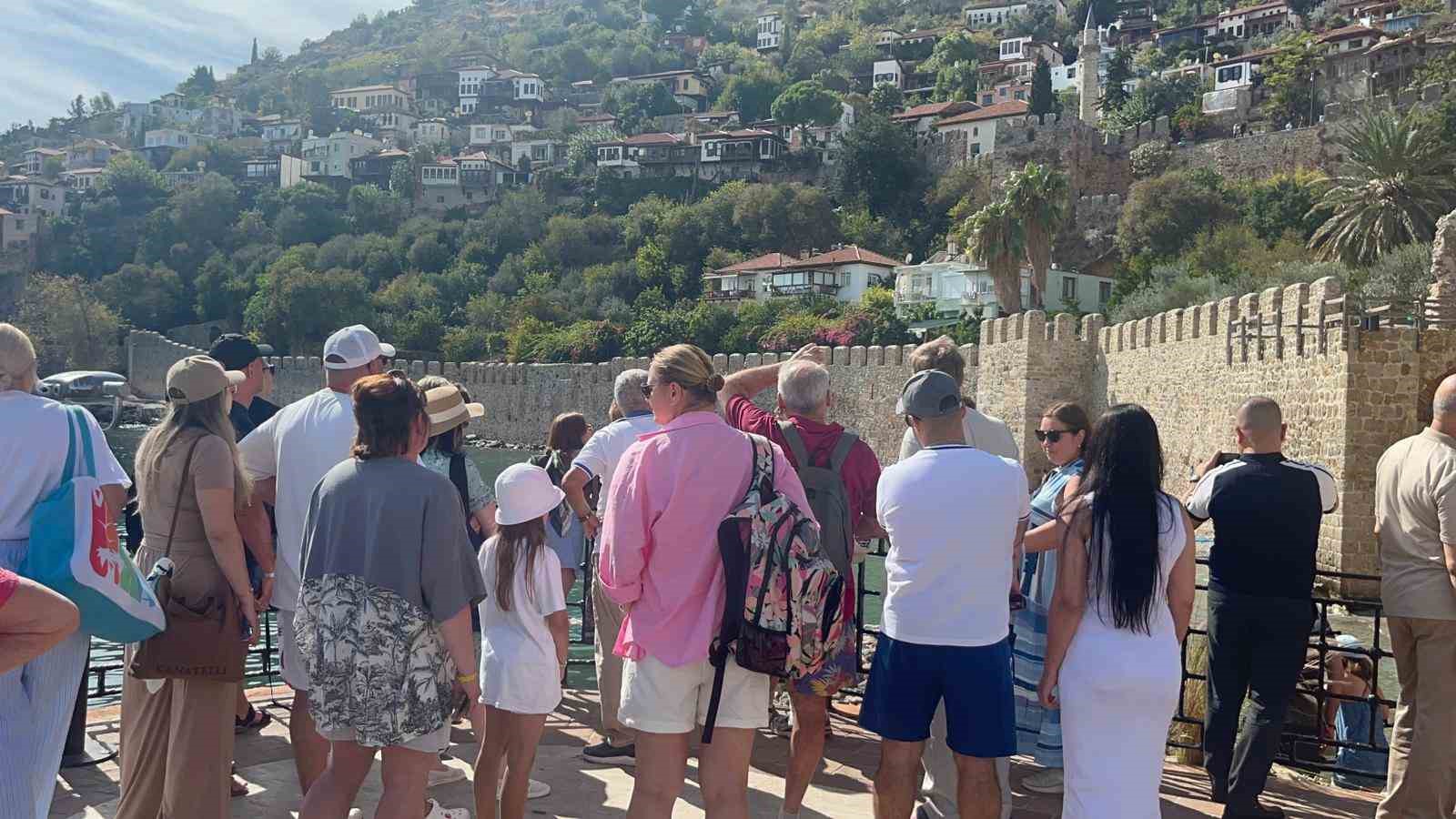 antalyaya turist akini devam ediyor ingiliz turistleri tasiyan luks kruvaziyer alanyaya demirledi 2