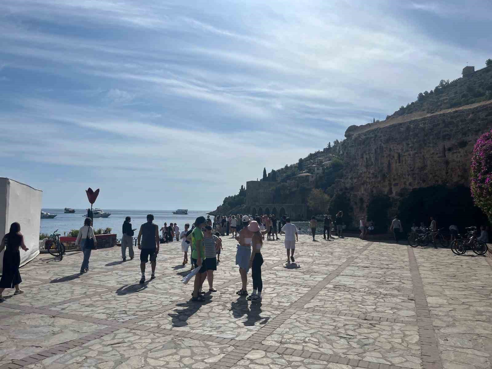 antalyaya turist akini devam ediyor ingiliz turistleri tasiyan luks kruvaziyer alanyaya demirledi 3 sM2JzrYz