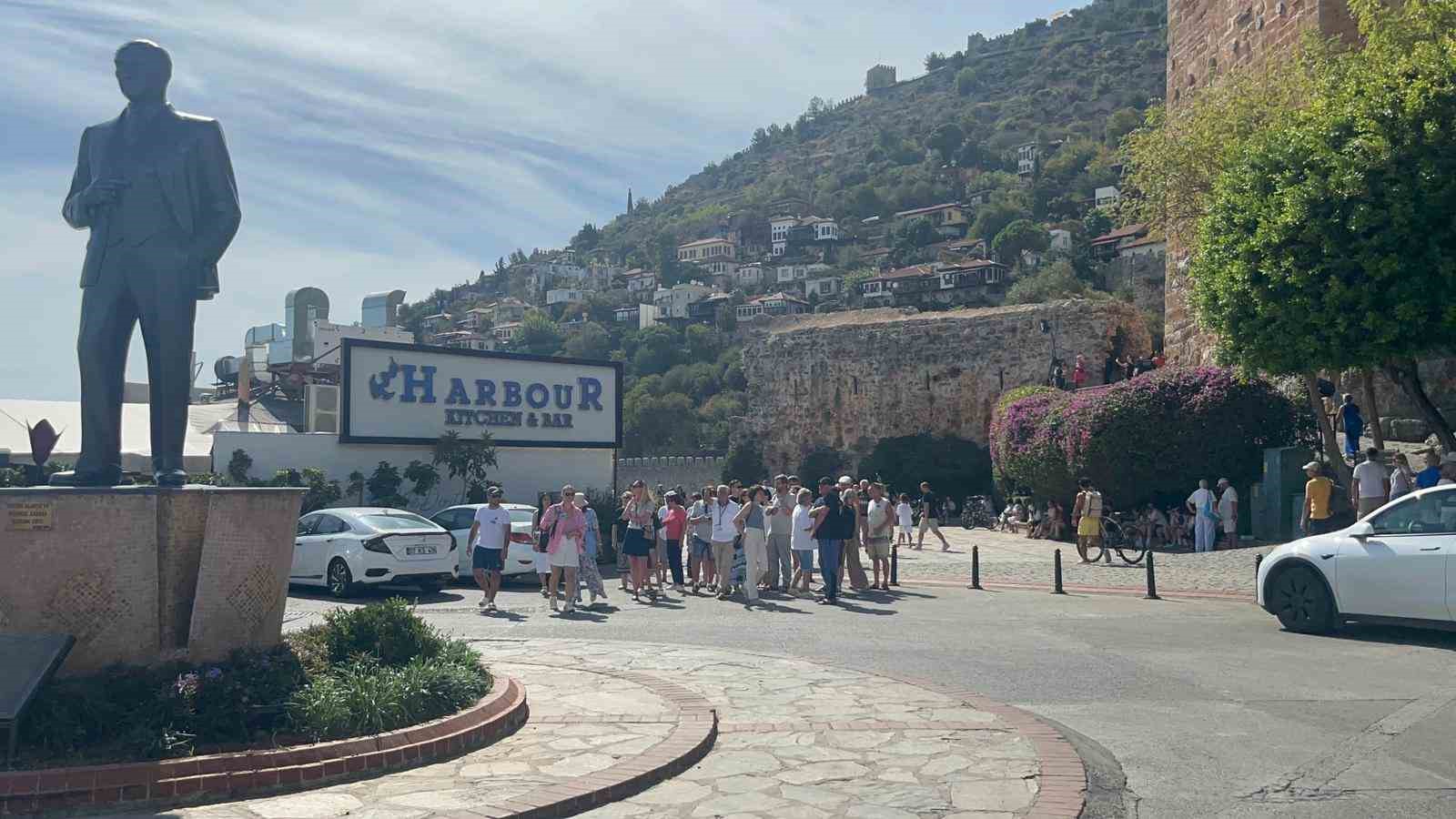 antalyaya turist akini devam ediyor ingiliz turistleri tasiyan luks kruvaziyer alanyaya demirledi 4 hb6miLlS