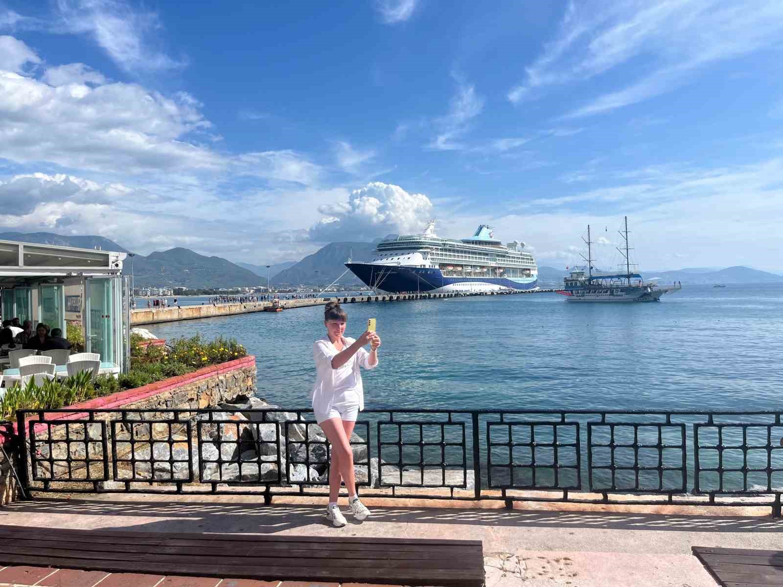 antalyaya turist akini devam ediyor ingiliz turistleri tasiyan luks kruvaziyer alanyaya demirledi 5 EE5GtZHR