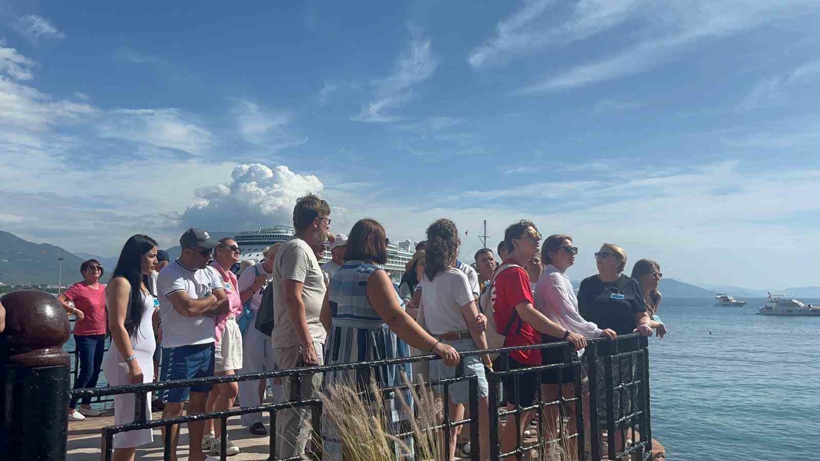 antalyaya turist akini devam ediyor ingiliz turistleri tasiyan luks kruvaziyer alanyaya demirledi 6 Xc8N9TXJ