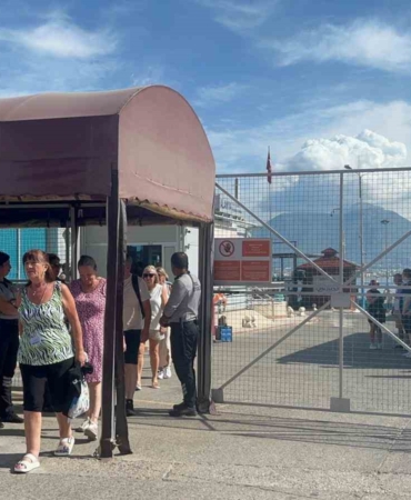 antalyaya-turist-akini-devam-ediyor-ingiliz-turistleri-tasiyan-luks-kruvaziyer-alanyaya-demirledi-My46fBHm.jpg