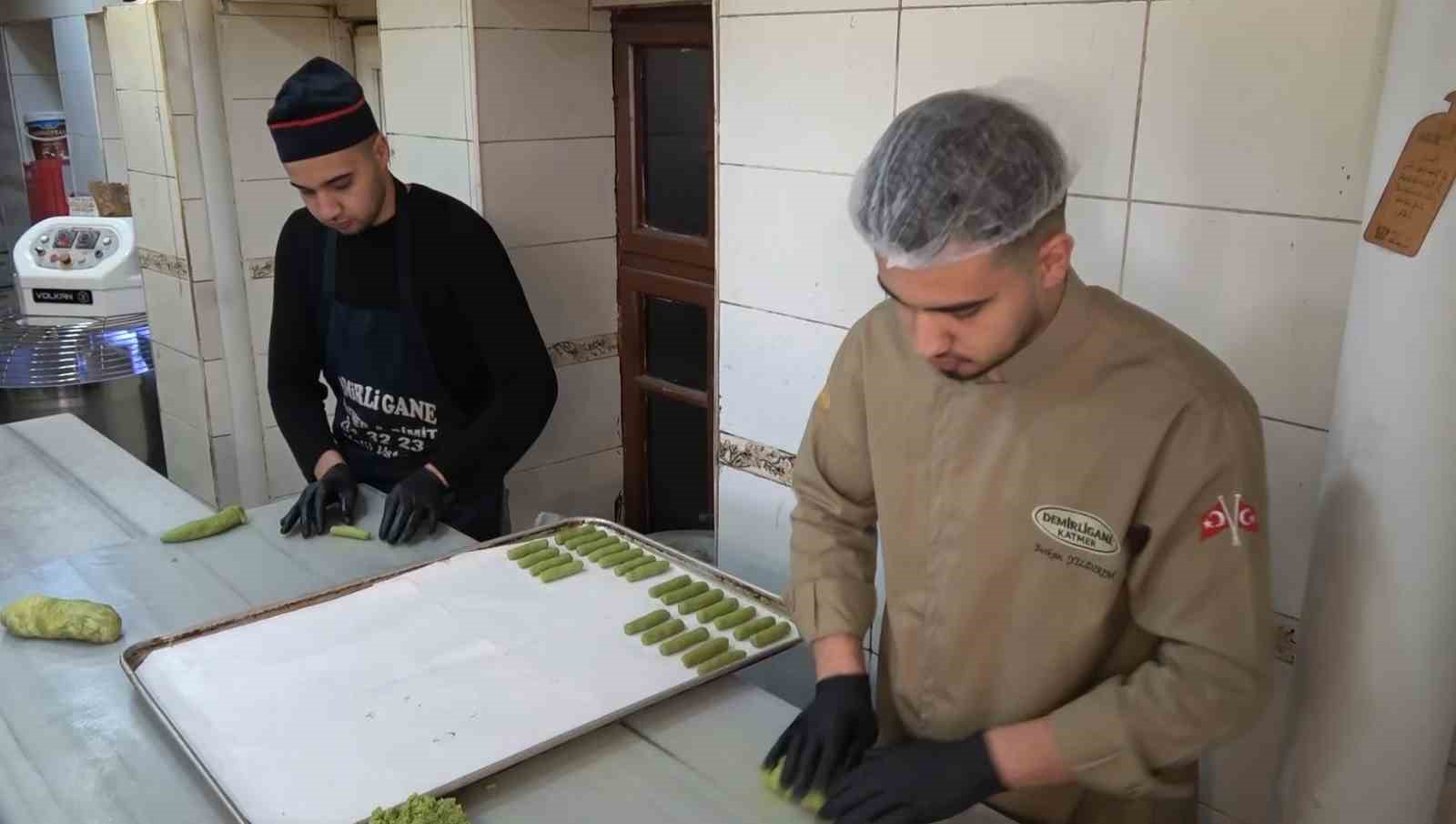 Antep fıstıklı kurabiye bayramda damakları tatlandıracak 4 antep fistikli kurabiye bayramda damaklari tatlandiracak 0 DDc5GimE