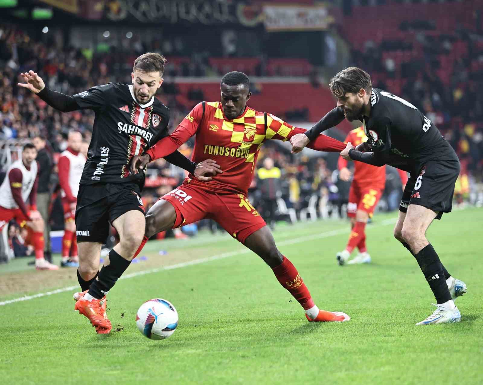 anthony dennis kariyerinin en golcu sezonunu yasiyor 1