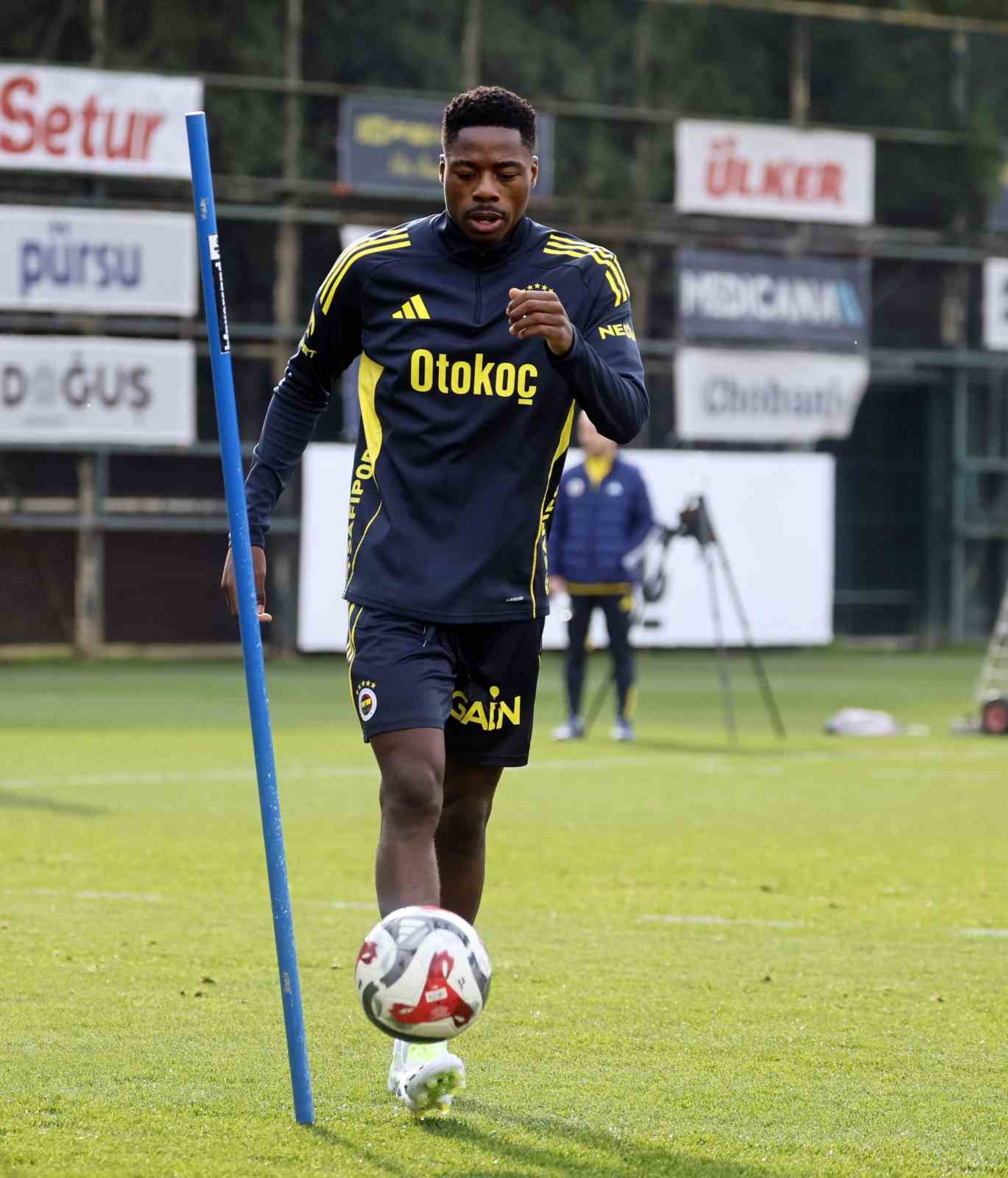 anthony musaba fenerbahcede ilk antrenmanina cikti 6 DakOYpVL