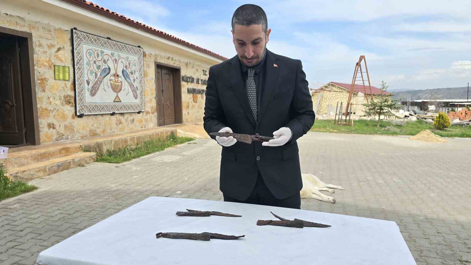 antik kazida 1500 yillik bicak seti bulundu 5 mOFfPDPH