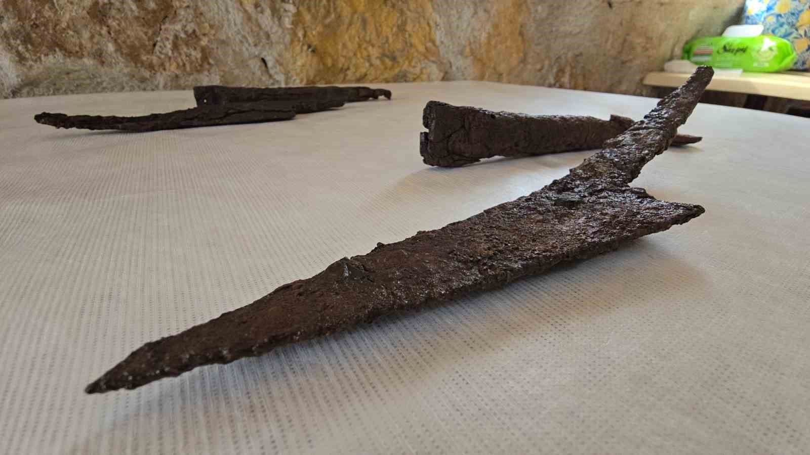 antik kazida 1500 yillik bicak seti bulundu 7
