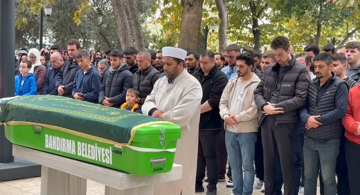 antrenmanda kalp krizi gecirip hayatini kaybeden kaleci topraga verildi 1 NFN3KQ34