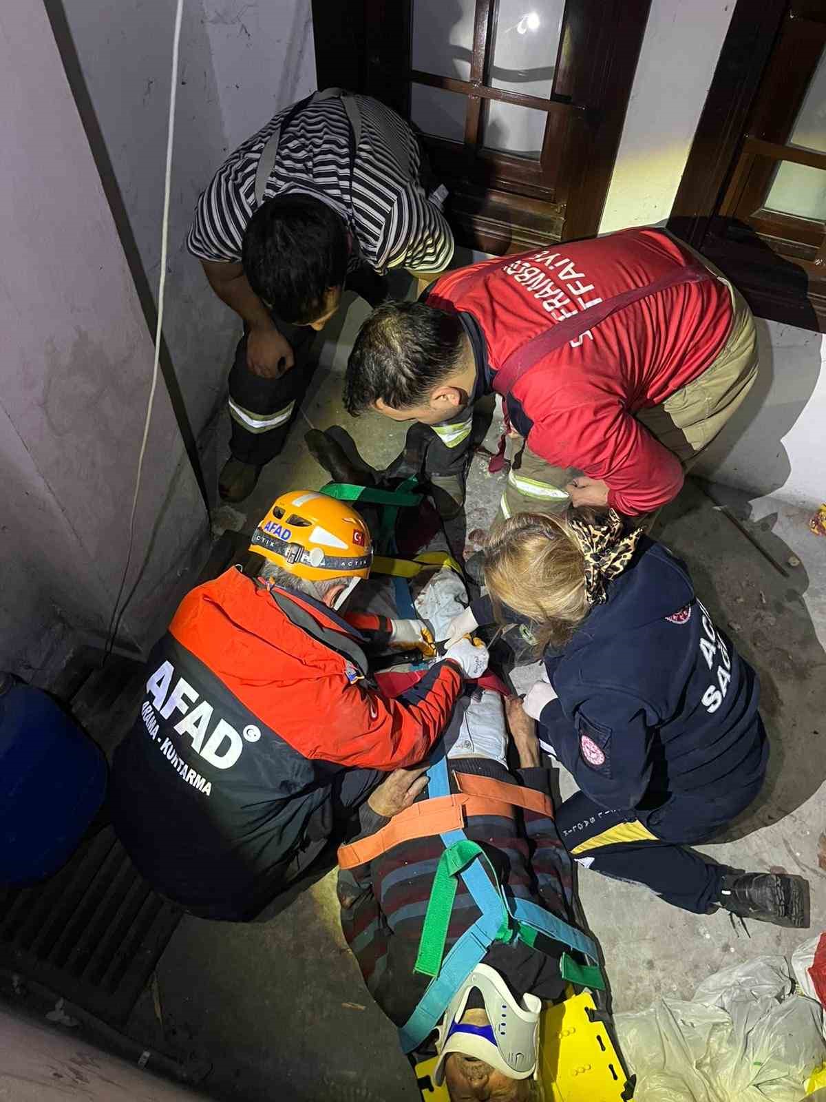 apartman bosluguna duserek yaralanan yasli adami ekipler kurtardi 0 8HdPSKLm
