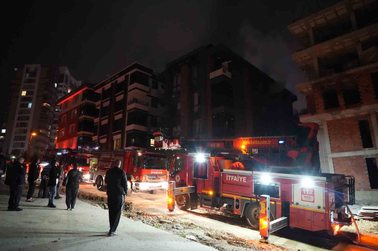 apartman dairesi alevlere teslim oldu bina sakinleri kendini disari atti 0 avbWyErV