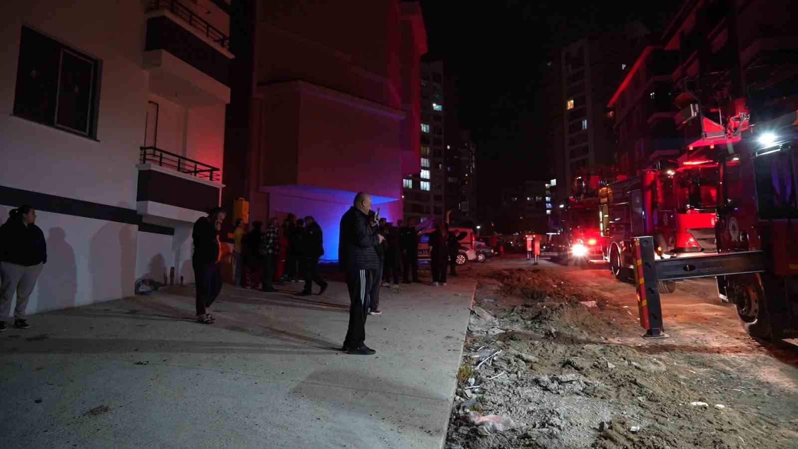 apartman dairesi alevlere teslim oldu bina sakinleri kendini disari atti 2 UauhNX8U