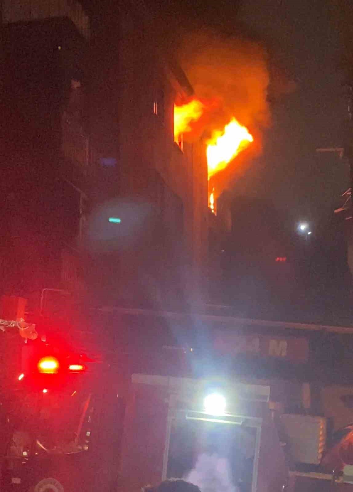 apartman dairesi alevlere teslim oldu bina sakinleri kendini disari atti 4 jeXcQTSA